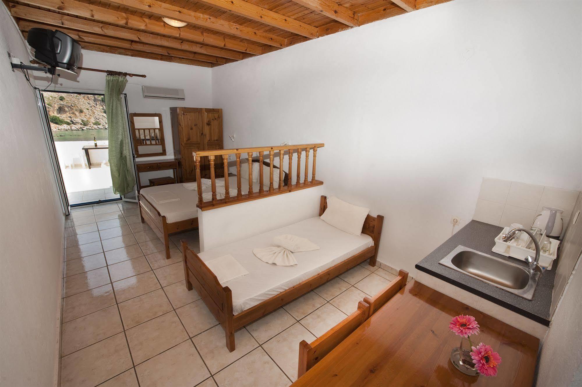 Hotel Madares à Loutró Extérieur photo